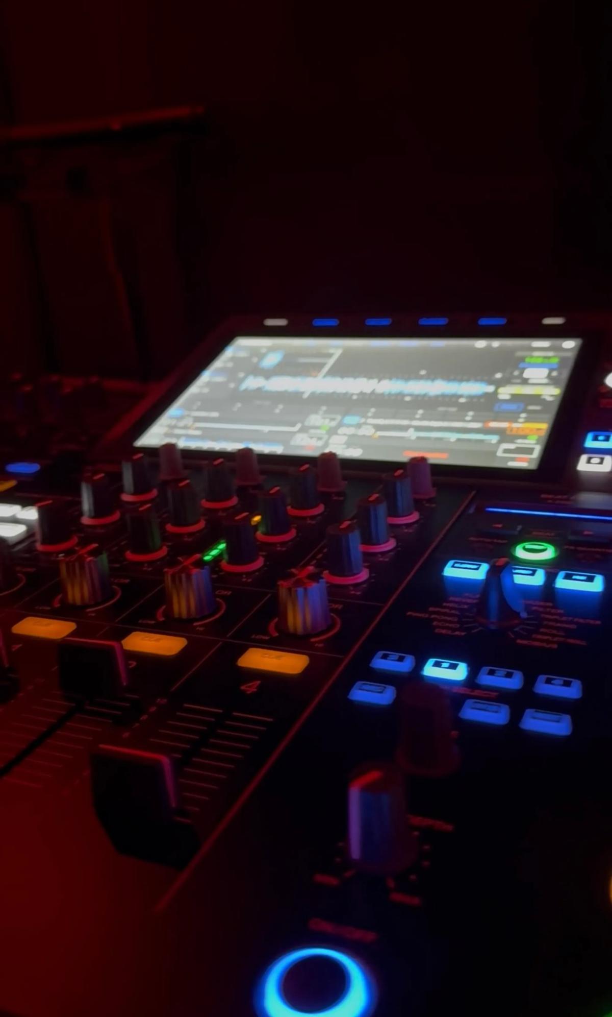 للبيع: جهاز ⁦⁦AlphaTheta⁩⁩ ⁦⁦XDJ-AZ⁩⁩ – أحدث نظام ⁦⁦DJ⁩⁩ احترافي _ مع غطاء حافظ وشنطه احترافيه للتنقل .